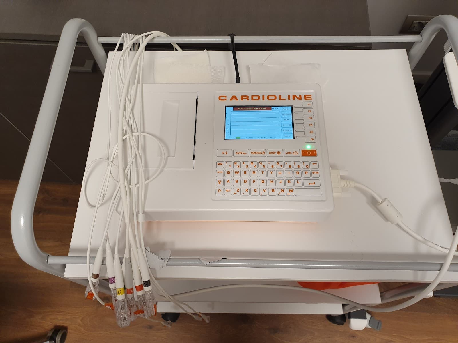 Elettrocardiografo in uso in un ambulatorio di Medical Lab Chiuduno