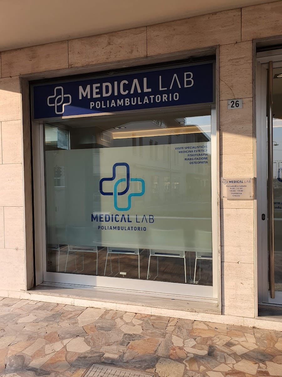 La facciata di Medical Lab Chiuduno, Via C. Battisti 26