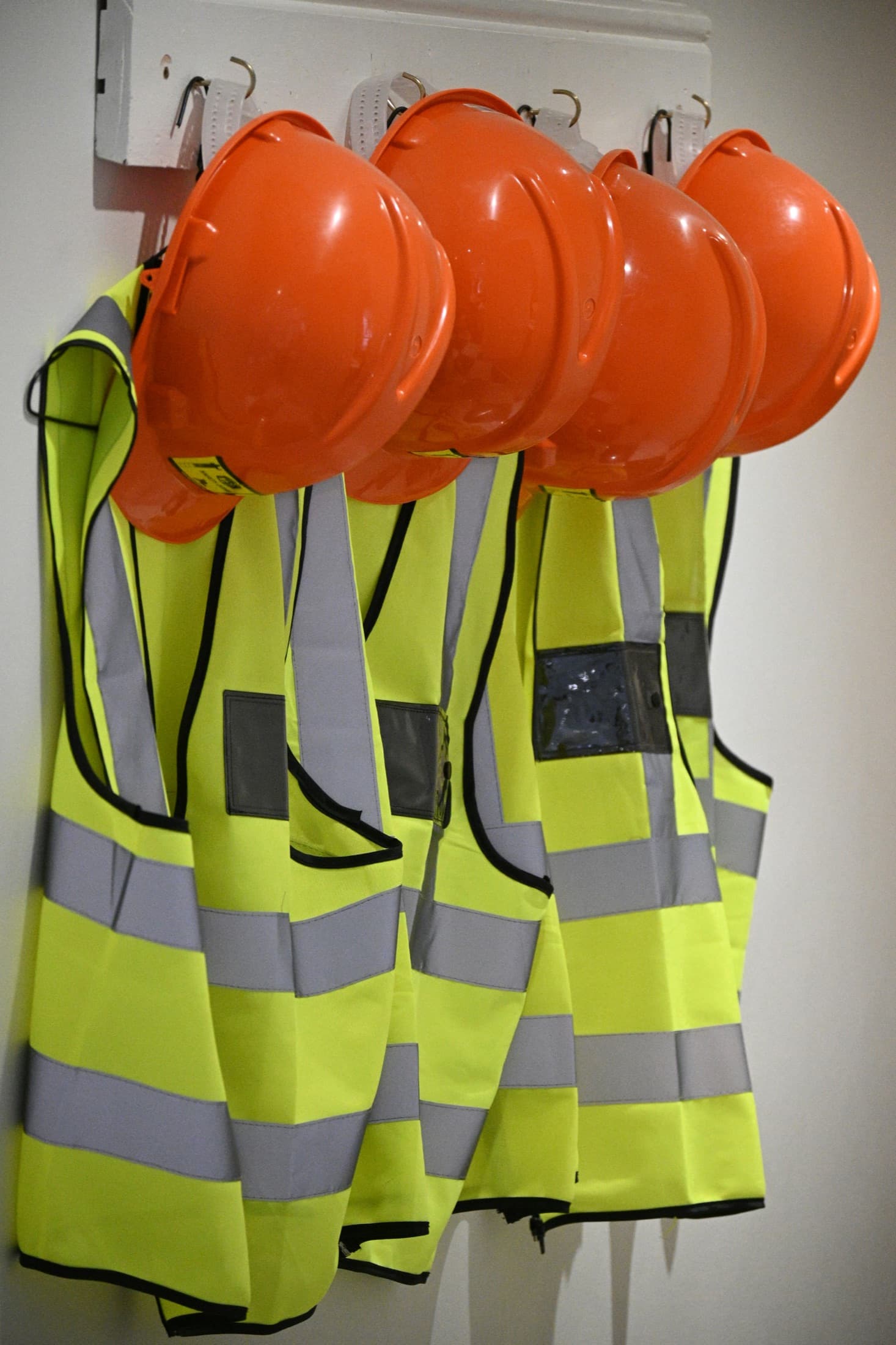 Caschi e gilet ad alta visibilità da cantiere, dispositivi di protezione individuale